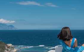 Eigene Dachterrasse mit beheizbarem Außenwhirlpool, Estisch und Liegestühlen der Master Suite